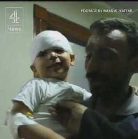 لحظة عثور أب سوري على طفله المُصاب