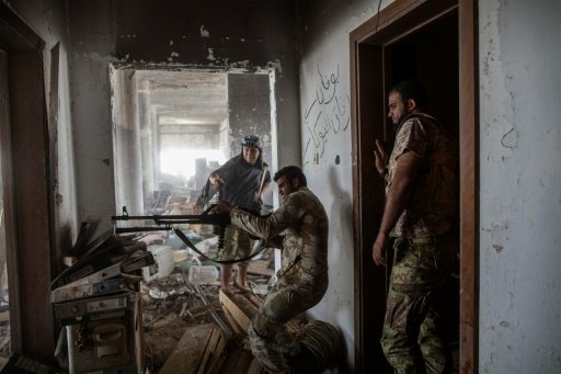 مقاتلون موالون لحكومة الوفاق الوطني في ليبيا يواجه