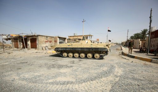 دبابة عراقية متمركزة وسط الطريق في الشرقاط في 23 ا