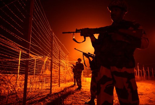 جنود هنود على الحدود في كشمير