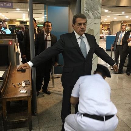 وزير المالية في جولة بمطار القاهرة الدولي