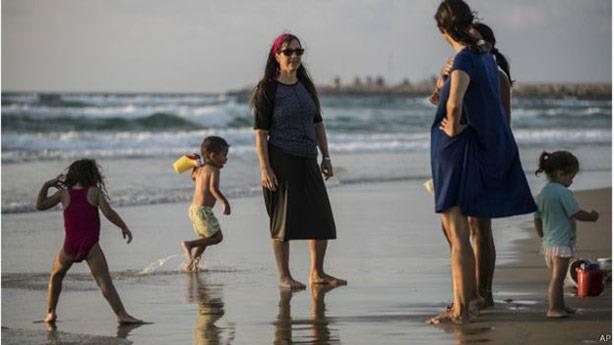  يهودية ترتدي زيا محتشما للسباحة في إسرائيل 