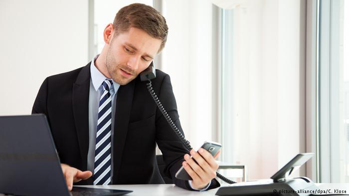ما حكم استخدام هاتف العمل في مكالمات شخصية؟