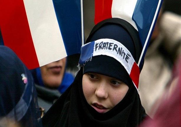 المسلمات في فرنسا: الكلاب تحصل على حقوقها ونحن لا