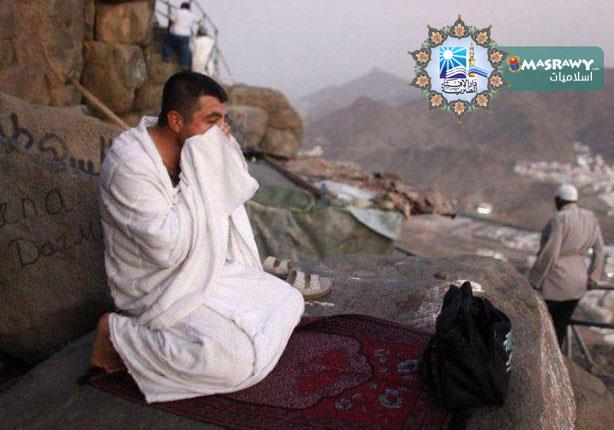 ما حكم صعود جبل الرحمة في يوم عرفات والصلاة عليه؟