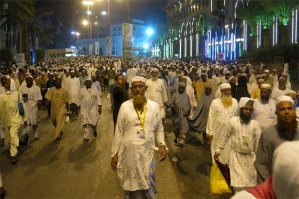 حجاج مسلمون عند خروجهم من المسجد الحرام في مكة الم