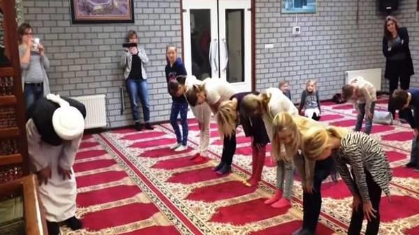 فيديو لإمام يلقن أطفالا هولنديين تعاليم الصلاة في 