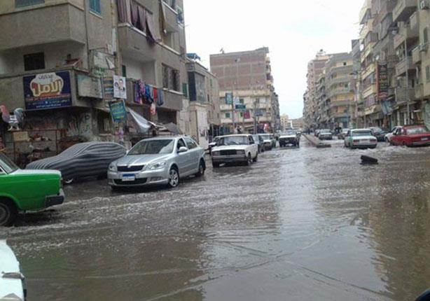 الأمطار الغزيرة تغرق شوارع دمياط 