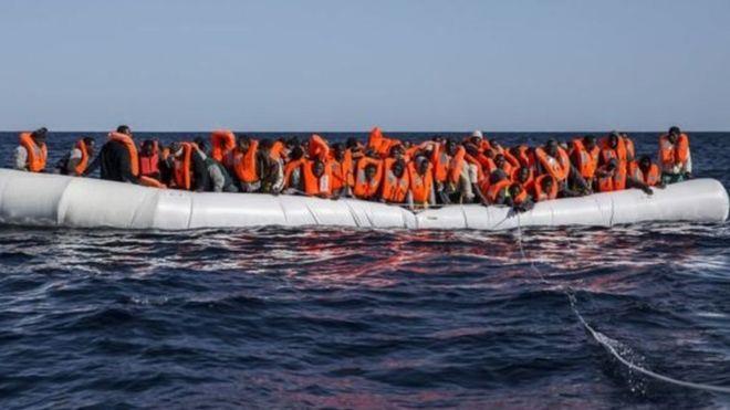 مهاجرون في قارب مطاطي قبالة السواحل الليبية