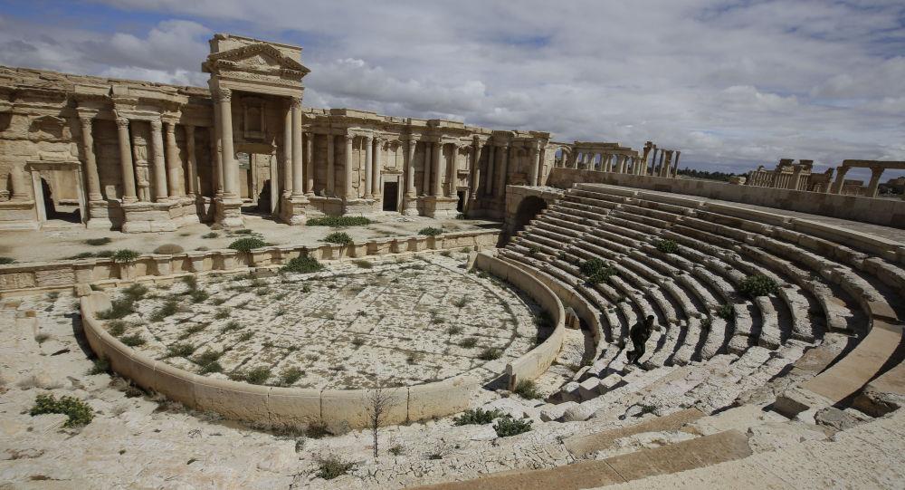 داعش يدمر واجهة المسرح الروماني و