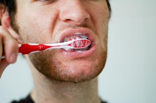 عادة يومية خاطئة..الفرشاة وحدها لن تنظف أسنانك