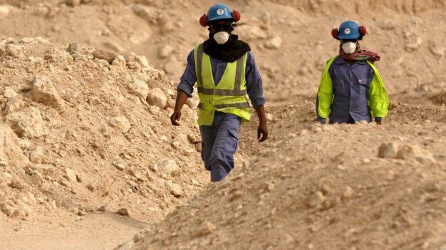 العمال الأجانب في قطر استعدادا للمونديال