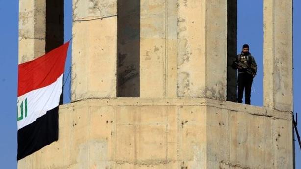  جندي عراقي يعتلي أحد المباني اثناء القتال مع تنظي