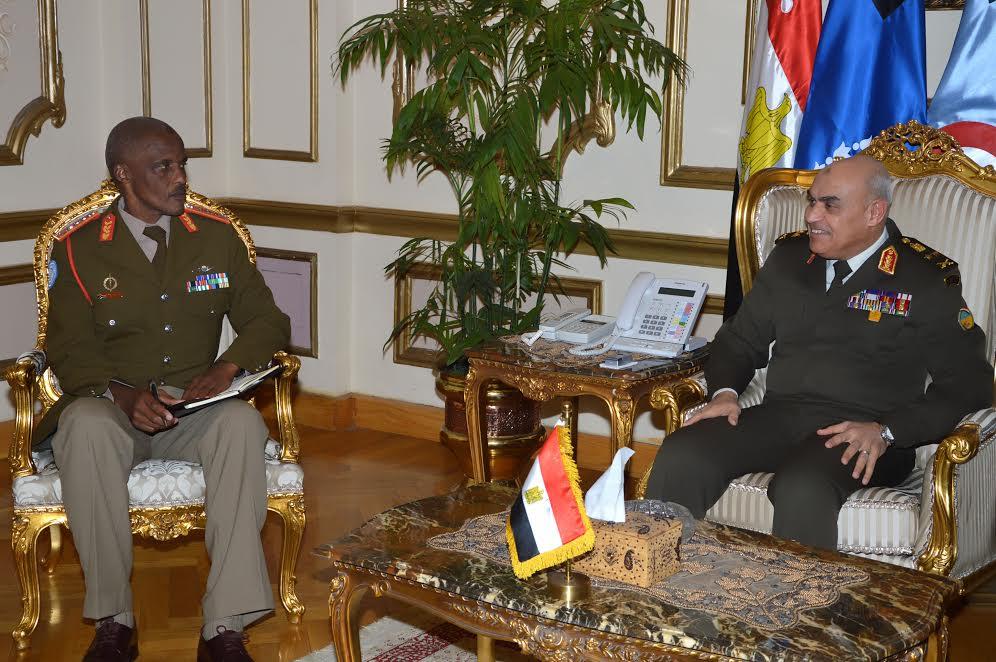 وزير الدفاع مع قائد قوات حفظ السلام بالكونغو الديم