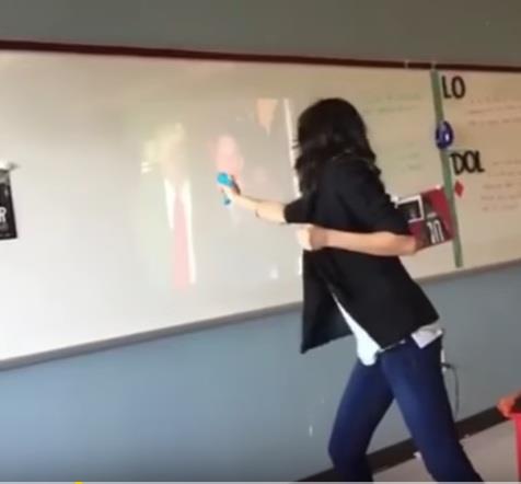 وقف معلمة أمريكية وجهت مسدس مياه في وجه ترامب