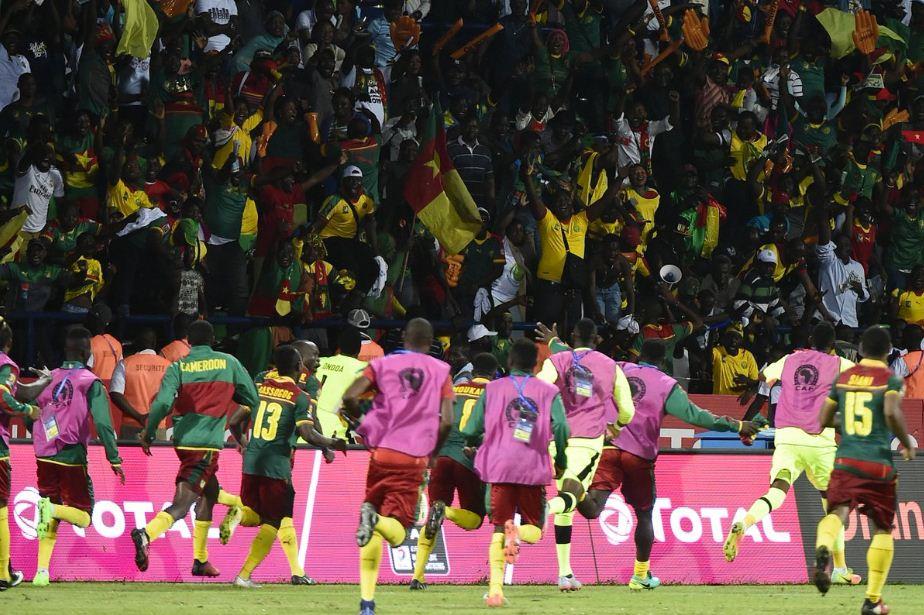 فرحة لاعبي الكاميرون بالتأهل لنصف النهائي