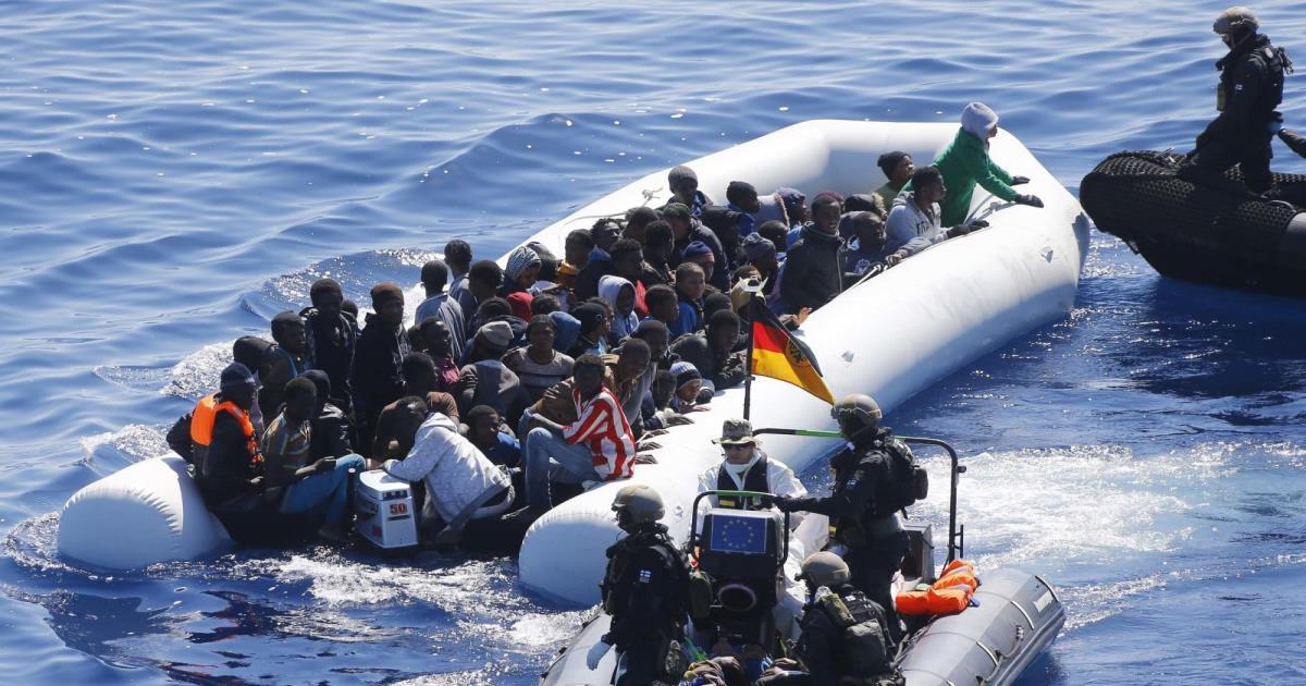 إنقاذ 700 مهاجر غير شرعي من الغرق قرب سواحل مدينة 
