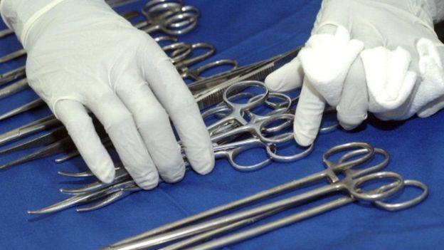 اطباء فيتناميون مقصا جراحيا ترك في جوف مريض في عمل