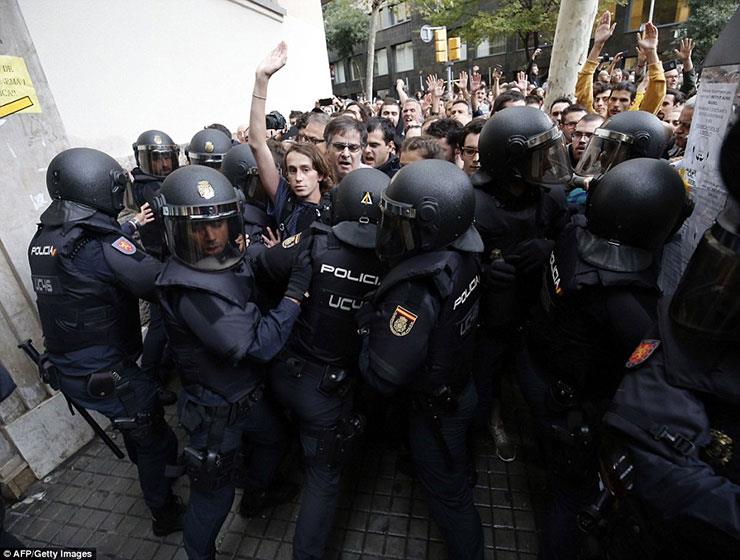 اشتباكات استفتاء كتالونيا