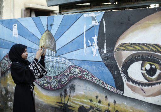 الفلسطينية فاطمة مصبح (21 عاما) تلتقط صورا في غزة 