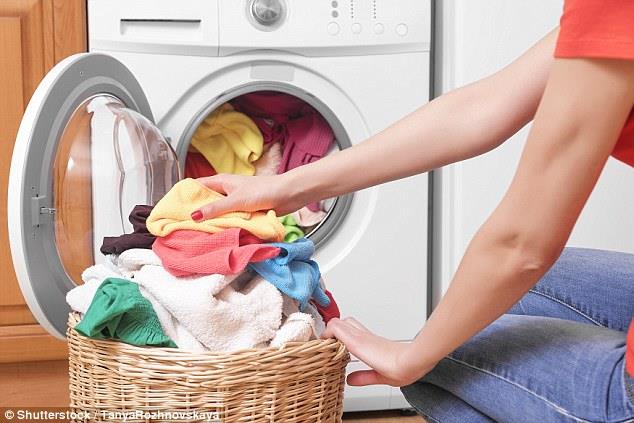 8 أخطاء شائعة عند غسل الملابس ..تجنبيها