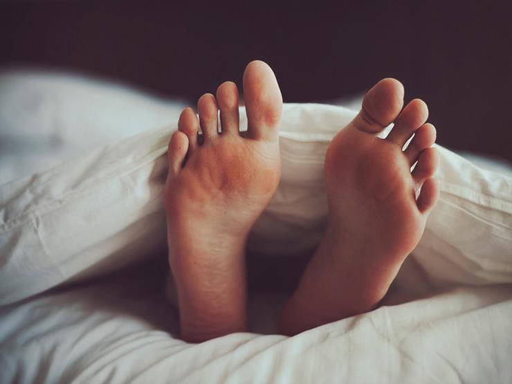   لماذا تضع قدميك خارج الغطاء عند النوم؟