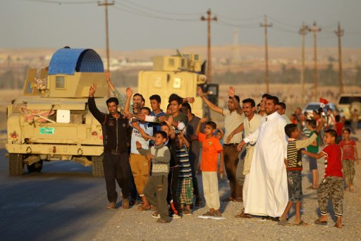 عراقيون يستقبلون جنود الجيش العراقي في كركوك، الثل