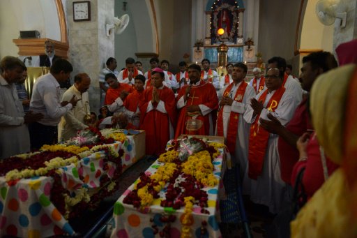 مسيحيون باكستانيون في جنازة اشخاص قتلوا في اعتداء 