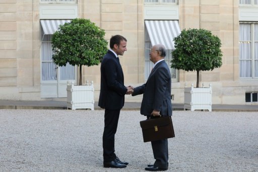 الرئيس الفرنسي يستقبل امانو امام قصر الاليزيه في ب