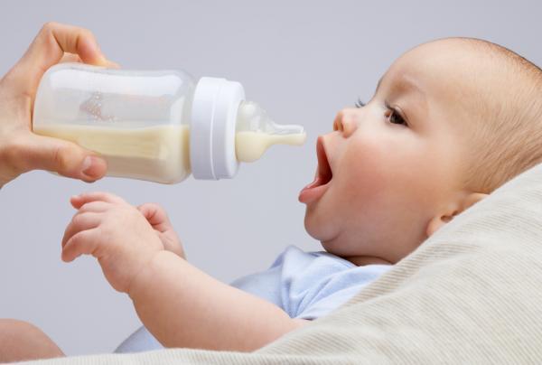  تعرفي على أنواع الحليب وكميته اللازمة لطفلك