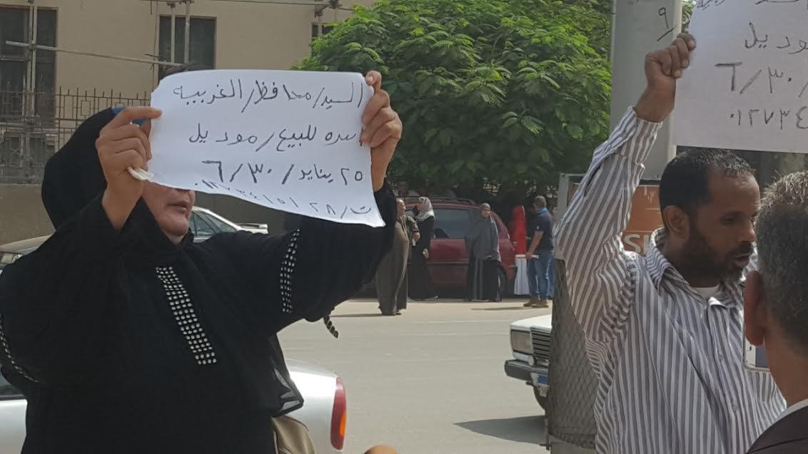 لافتة كُتب عليها أسرة مصرية للبيع