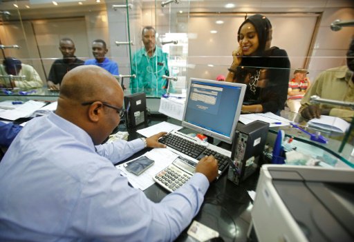 سودانيون داخل شركة لتحويل الاموال بعد رفع العقوبات