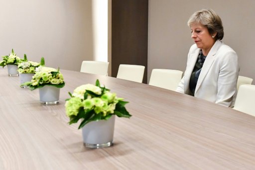 تيريزا ماي رئيسة الحكومة البريطانية تجلس على طاولة
