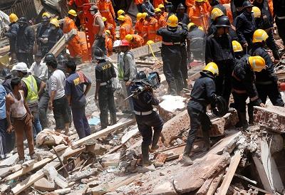 مقتل 8 جراء انهيار مبنى بموقف حافلات في الهند -  أ