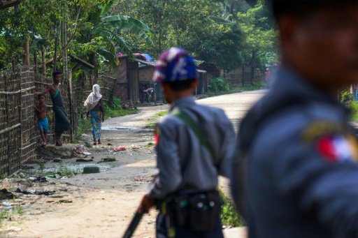 الشرطة البورمية تقوم بدورية في قرية شوي-زار القريب