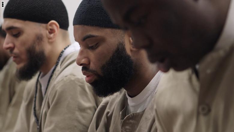 ما هي الأسباب التي تدفع السجناء في أمريكا إلى اعتن