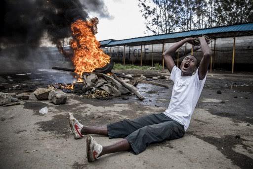أحد المتظاهرين المعارضين في كينيا