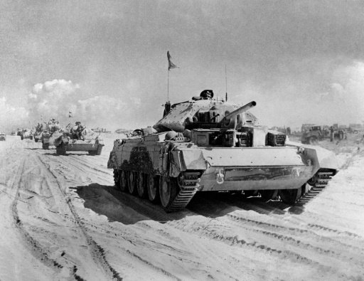 دبابات تابعة للحلفاء خلال معركة العلمين في مصر في 