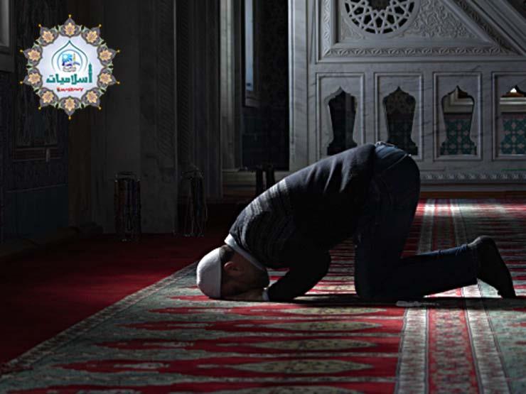 ما حكم الصلاة منفردا دون جماعة داخل المسجد؟