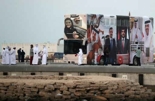حافلة تحمل صور امير قطر في شوارع الدوحة للترحيب بع
