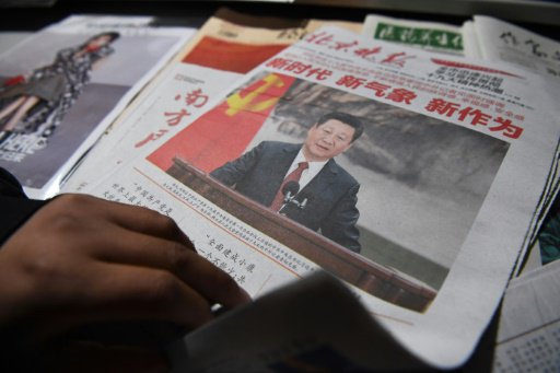 صحيفة تحمل صورة الرئيس شي جينبينغ في احد اكشاك بكي