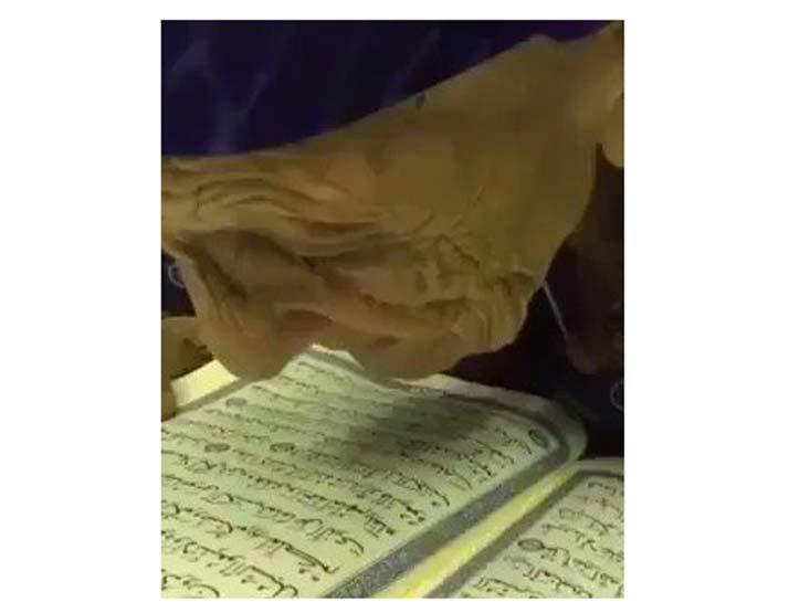 رغم كبر سنها وضعف بصرها.. إمرأة عجوز تختم القرآن ك