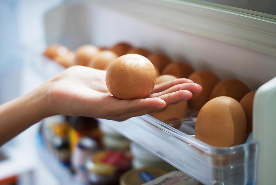 حفظ البيض في باب الثلاجة يفسد طهيه.. والسبب