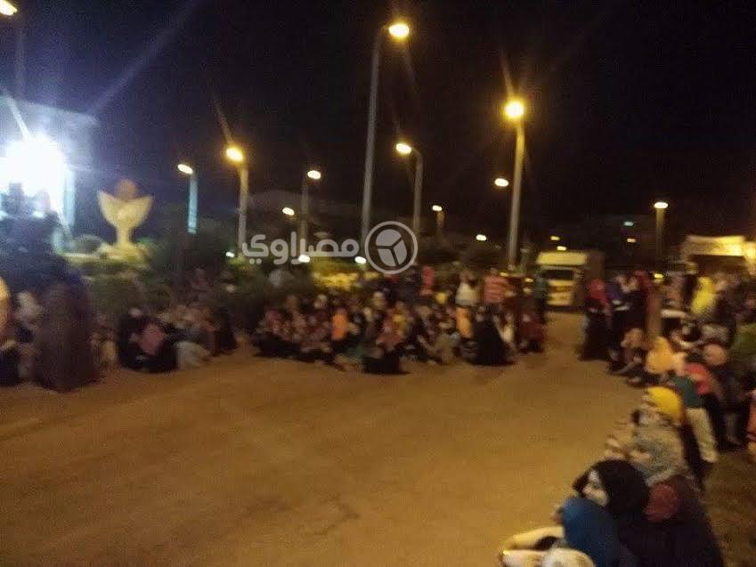 فتيات المنيا يفترشن الشوارع لتشجيع مصر 