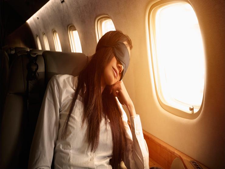  6 طرق للحصول على نوم مريح في الطائرة.. منهم "البي