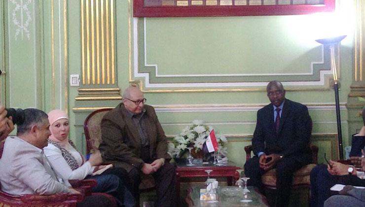 رئيس جامعة عين شمس يبحث مع مسؤول سنغالي سبل التعاو