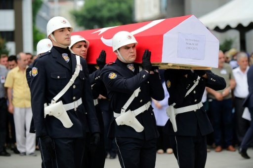 شرطيون أتراك يحملون نعش زميلهم سينان اكار في اسطنب
