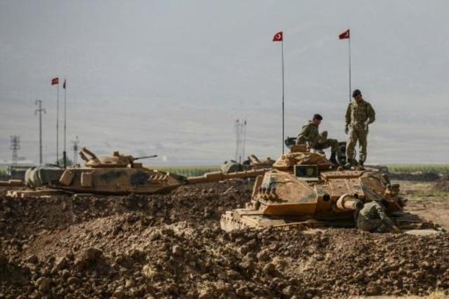 جنود وآليات تركية اثناء مناورات عسكرية قرب معبر ال