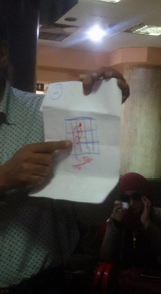 أحد التلاميذ يرسم صورة للمدير المتحرش خلف القضبان