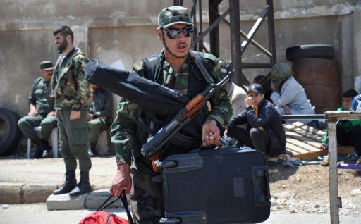 مسلح من المعارضة يغادر حي الوعر بعد اتفاق المصالحة